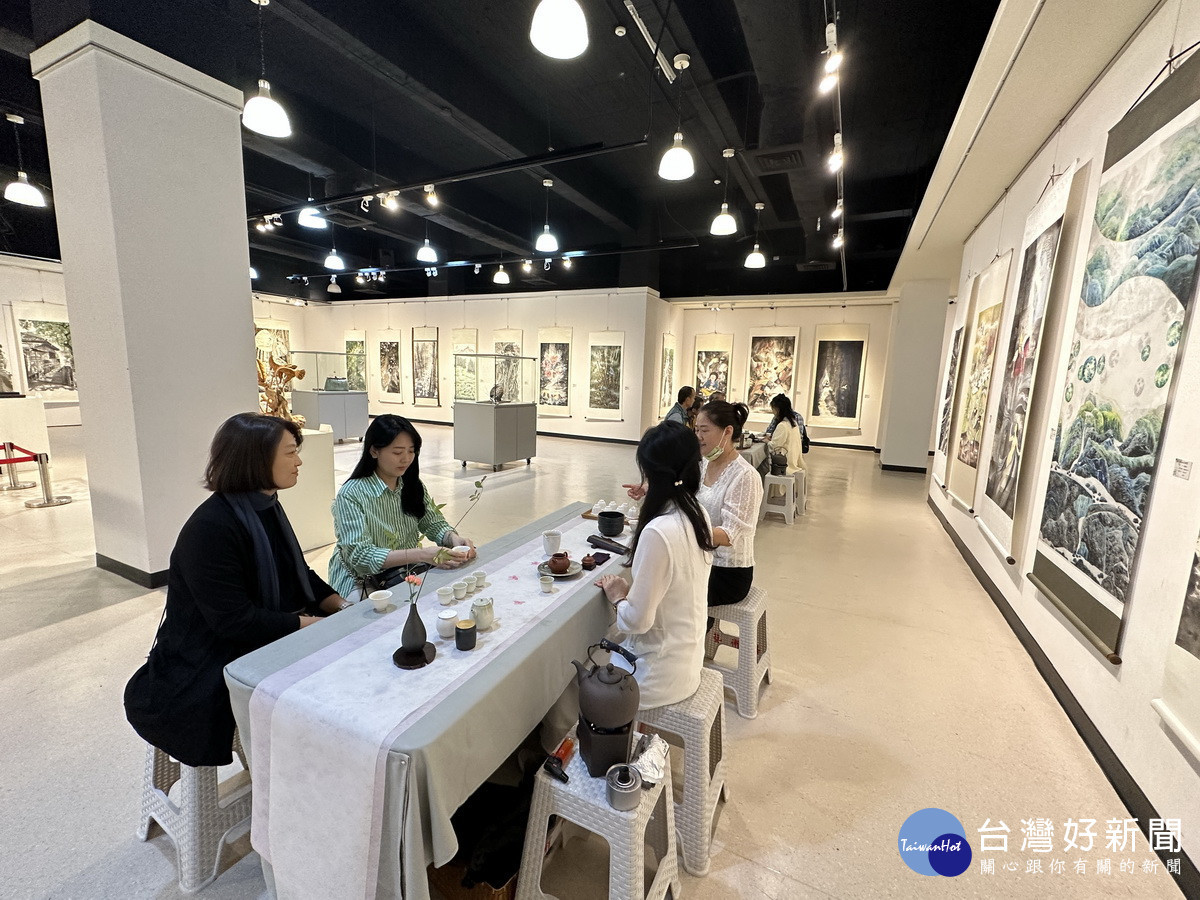 文化局各館場展出玉山美術獎各類作品。(記者扶小萍攝)