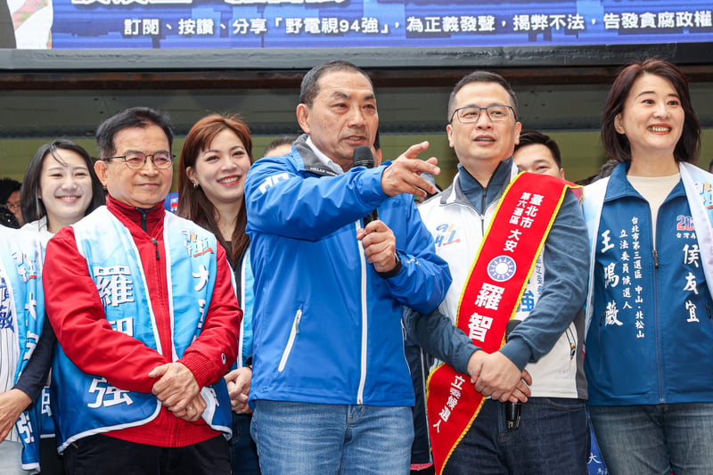 侯友宜(右3)16日上午出席同黨籍台北市立委參選人羅智強(右2)競選總部成立大會。中央社