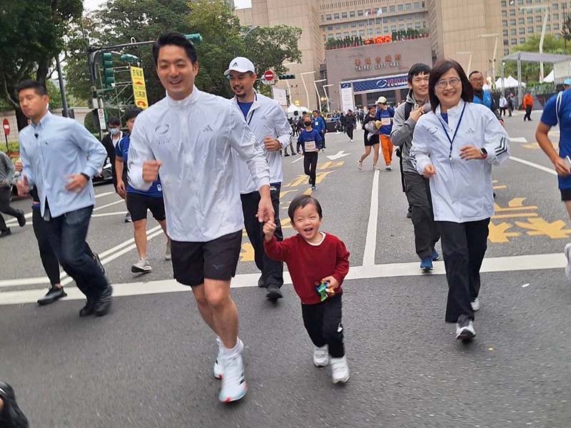 臺北市蔣萬安市長攜手「二寶」兒開心奔馳。圖/臺北市政府體育局