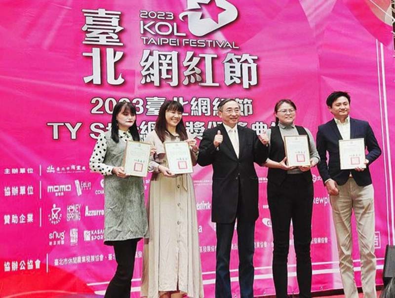 從左至右:中華網紅協會鄭儷絲理事長、網路自媒體從業人員職業工會邱馨儀經理、中國時報王丰董事長、中華自媒體暨部落客協會鍾婷理事長、魅客數位科技張倫維執行長/圖主辦單位