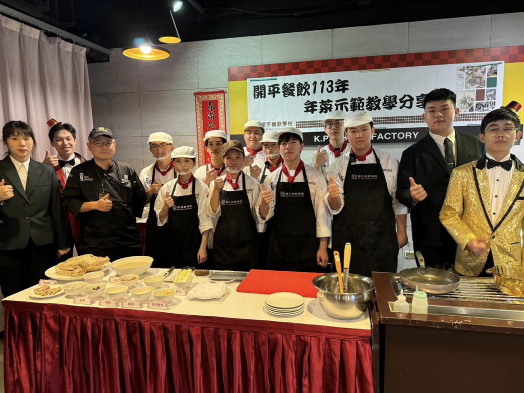 本次年菜專案由剛獲金手獎的學生傅立嫚(左一)擔任執行長,與學生團隊和指導師傅陳顥仁(左三)合影。開平餐飲學校/提供
