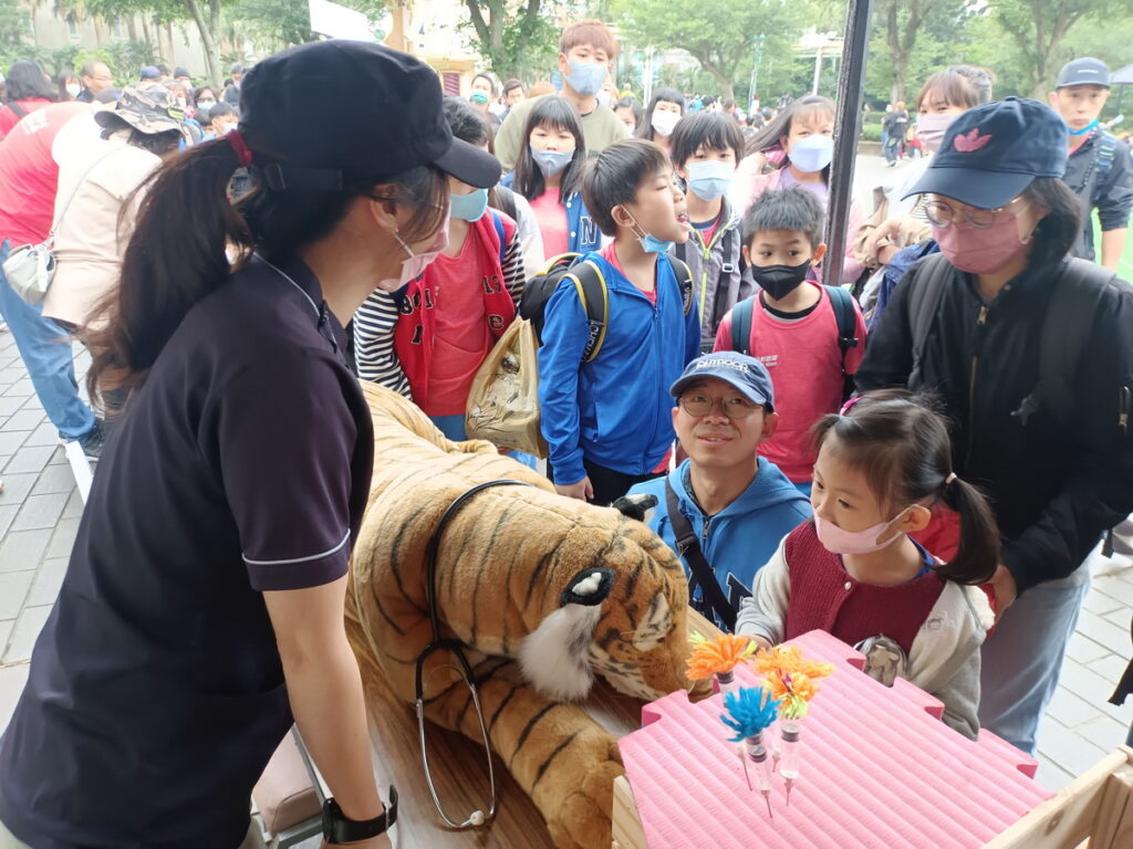 莊福文教基金會X六福旅遊集團《愛心圓夢∞希望共學》計畫,在14年間已招待超過8萬名偏