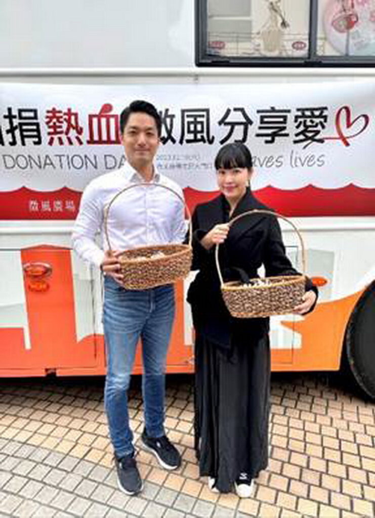 捐血公益大使 蔣萬安市長與微風集團廖曉喬策略長貼心準備暖暖包與能量棒 為現場民眾打氣
