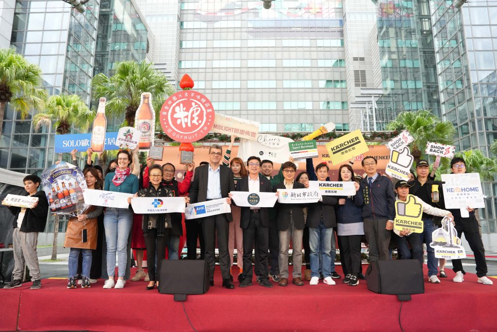 「德國耶誕派對—一起享受異國氛圍」進駐多樣德國傳統多元小吃、甜食及飲品,包含史多倫、熱紅酒、德國香腸以及德國啤酒等美食。(圖/新北市政府提供)