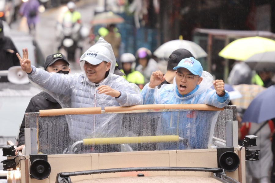 侯友宜16日在洪孟楷陪同下於淡水進行首場北部車隊掃街拜票。