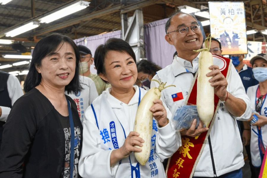 盧秀燕高雄助選市場掃街 讚黃柏霖幫「科丁」儲人才 293 照片來源:高雄市立法委員候選人黃柏霖競選總部