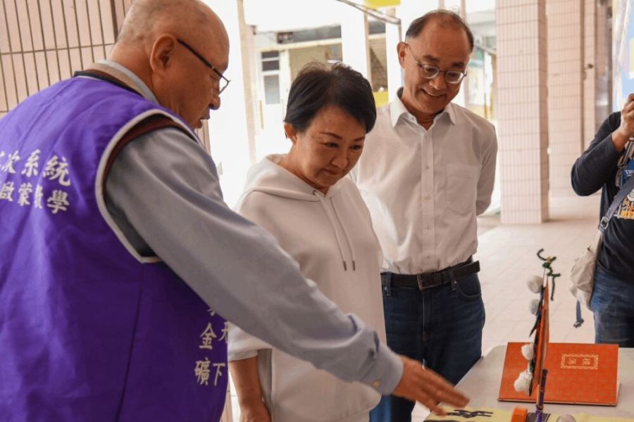 盧秀燕高雄助選市場掃街 讚黃柏霖幫「科丁」儲人才 294 照片來源:高雄市立法委員候選人黃柏霖競選總部