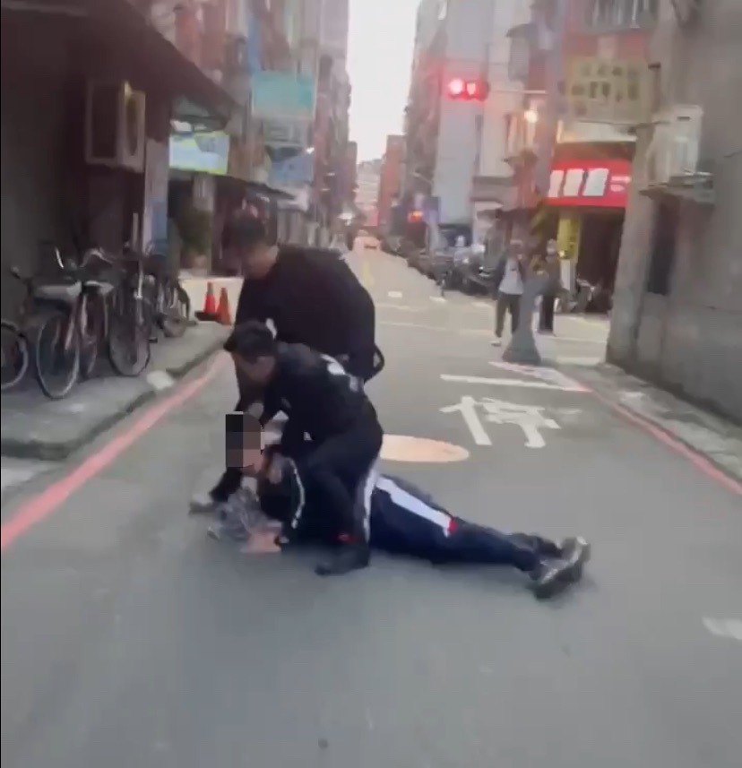 板橋警於四維路巷口當場逮捕施姓槍毒犯。（記者徐煜勝翻攝）