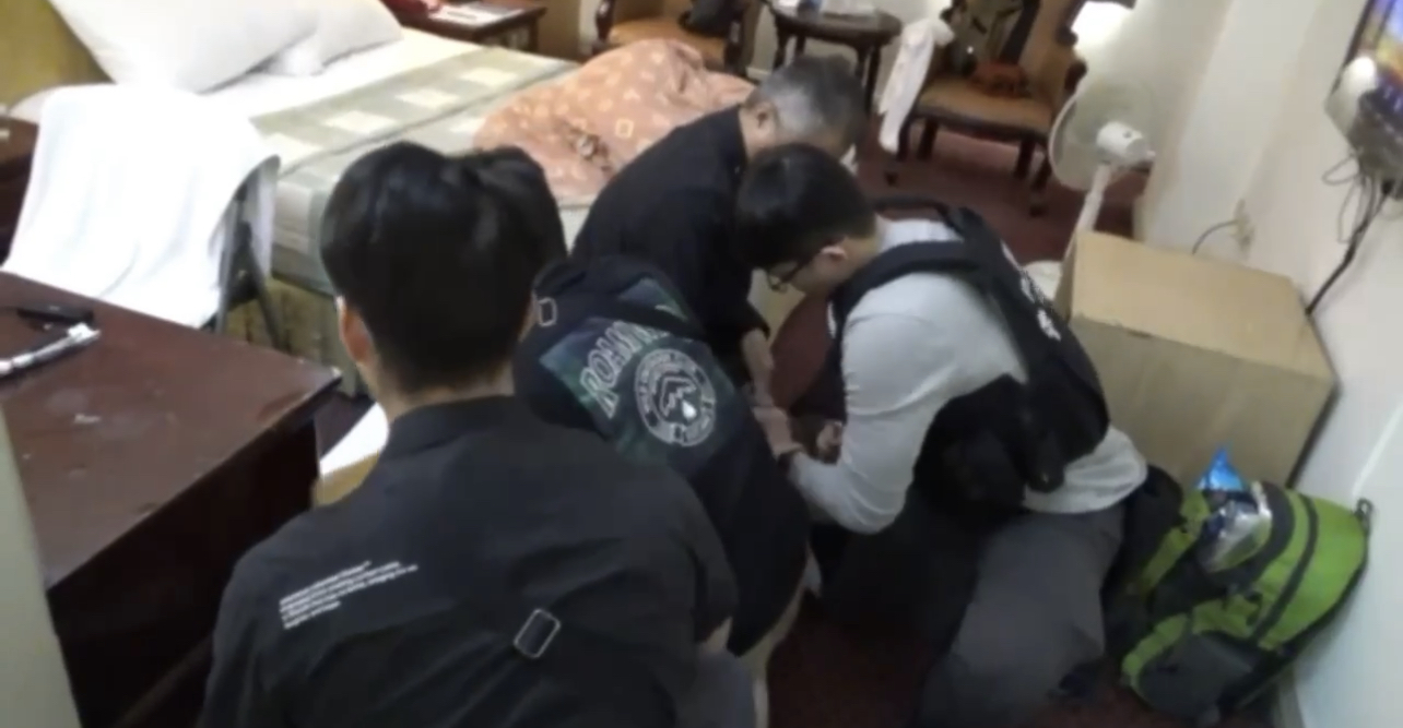 警方壓制逮捕犯嫌。（記者徐煜勝翻攝）