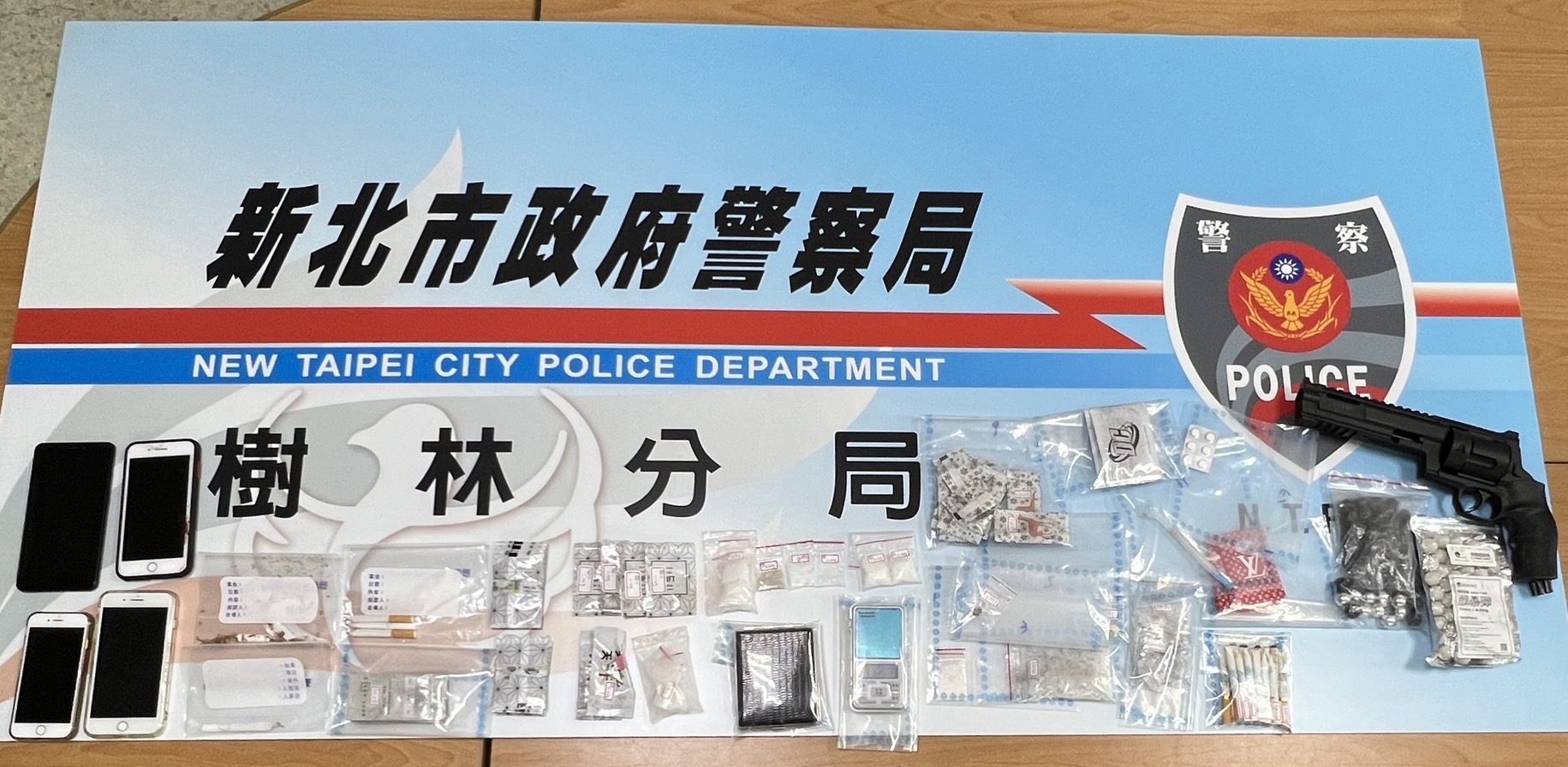 警方查扣毒品槍枝相關證物。（記者徐煜勝翻攝）