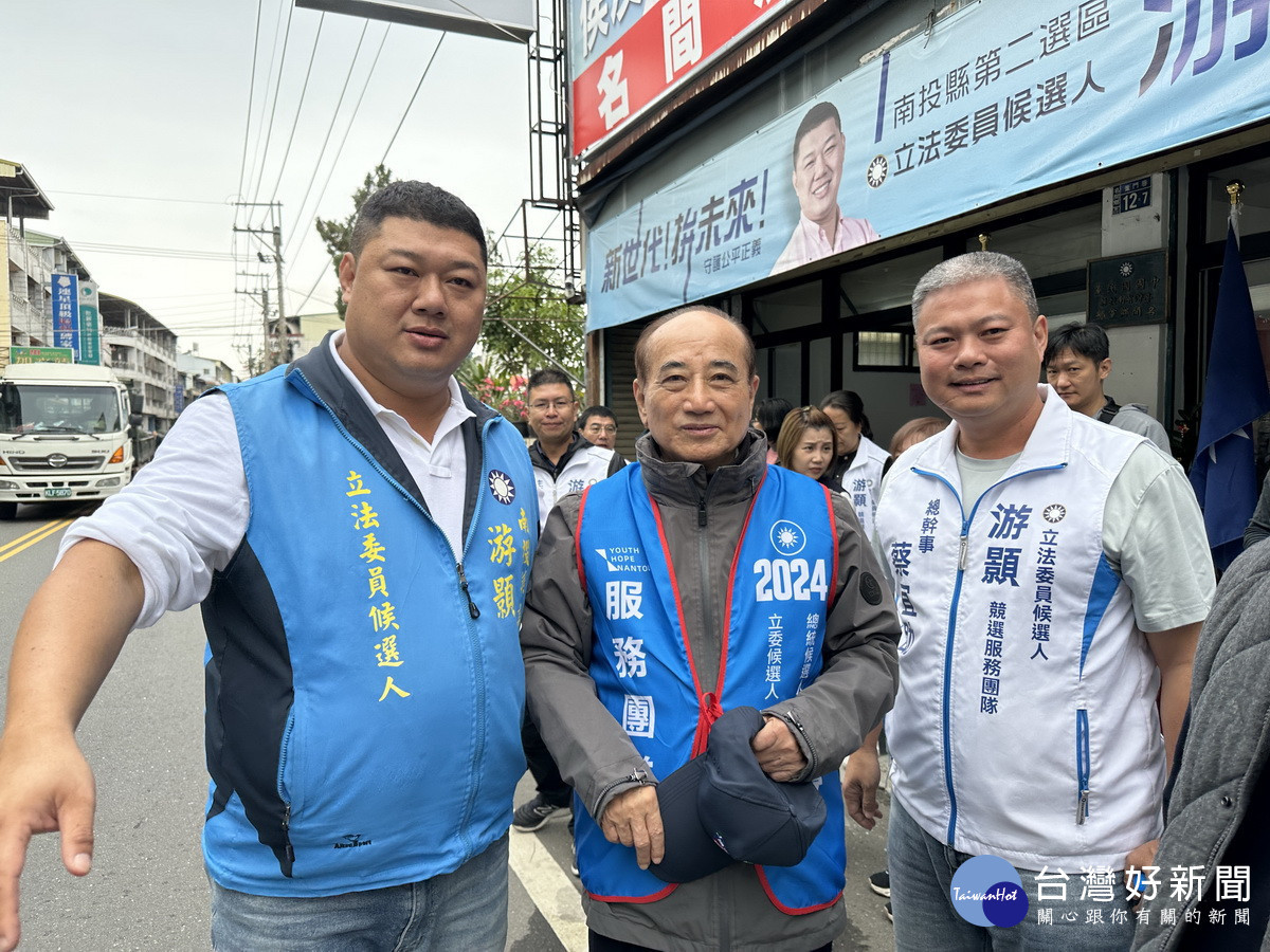 王金平前院長一早抵名間鄉為游顥加油。（記者扶小萍攝）