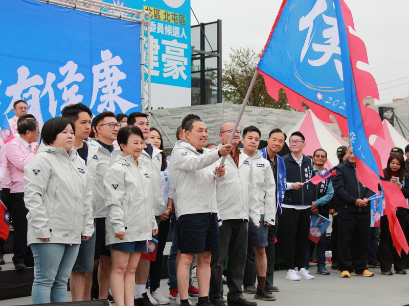 侯友宜（前左3）17日到台中出席總統與立委競選總部成立大會活動，並將戰旗授予台中市長盧秀燕（前左2）等人。中央社