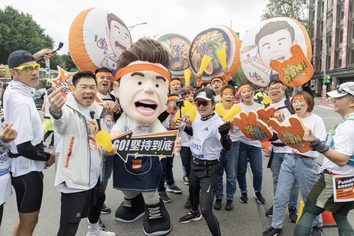 唐從聖四刷台北馬拉松順利完賽後 與曾國城在終點下麵幫選手暖胃