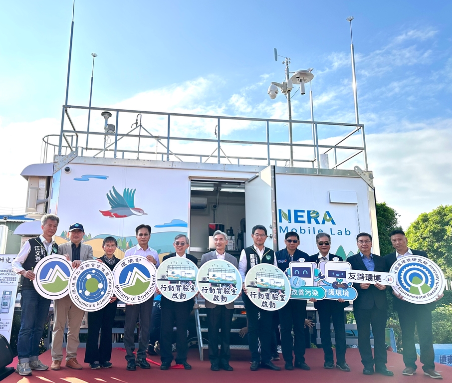 行動實驗室啟用典禮，環境部薛富盛部長(中)、劉建國委員(右5)、國環院張順欽代理院長(左5)（圖：環境部國環院）