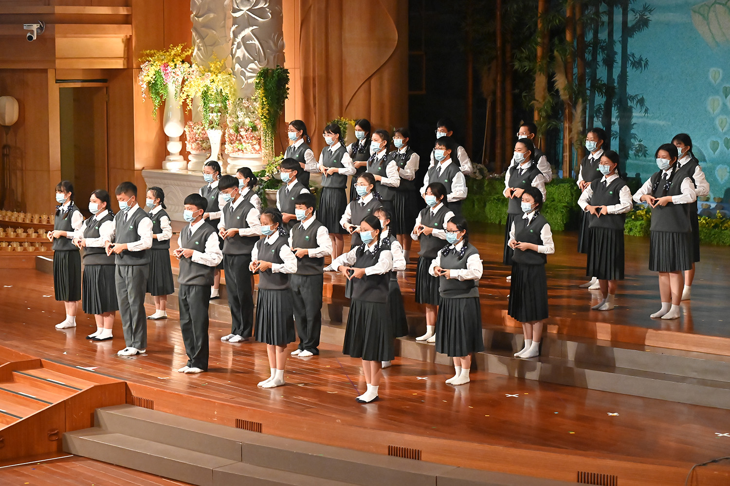 同學演繹愛灑人間與無量義經十功德品,「愛灑人間」是長期的募心募愛運動,期許同學要自我珍惜、勉勵,將愛傳遞出去。