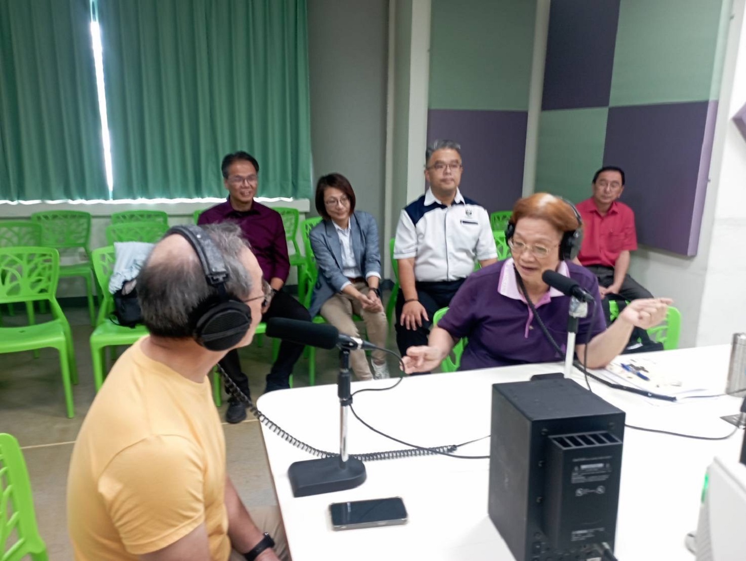 馬來西亞外賓參訪永仁高中實習廣播室,體驗廣播與錄音。