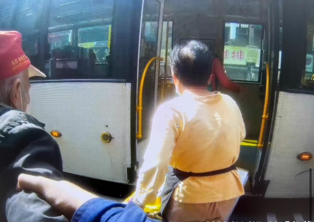 謝姓老翁搭公車到市區市場買早餐，突然不明原因買完麵線後即向前倒地