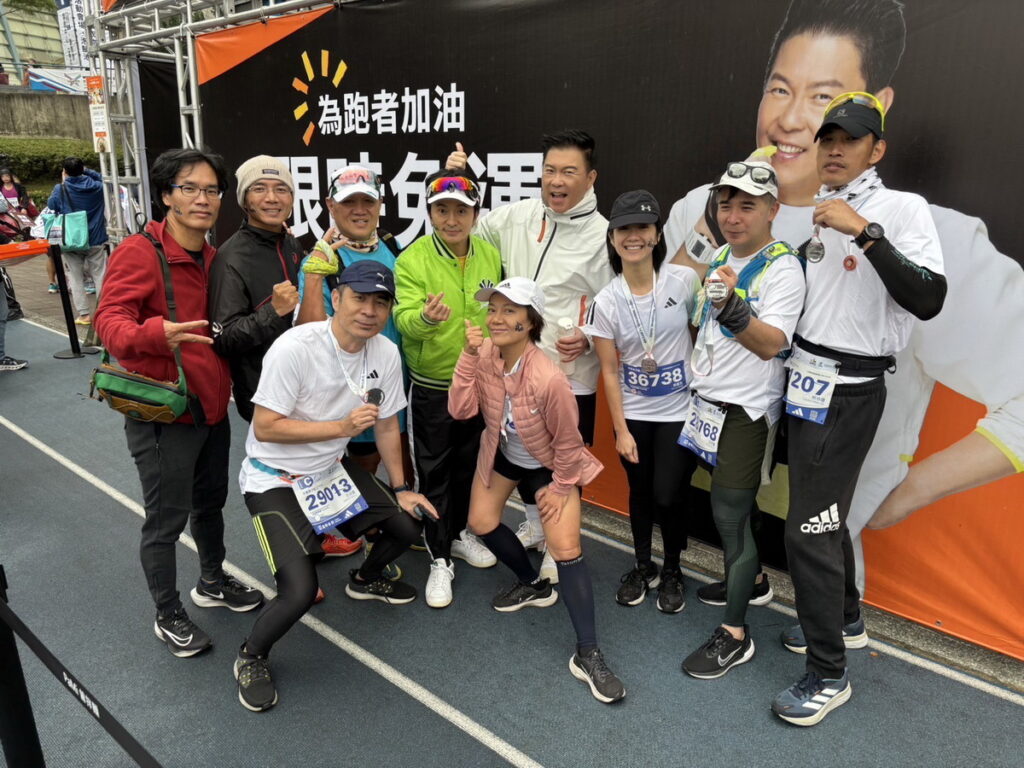 從從率領一票跑友應援,在賽道上幫選手們加油打氣,也幫城城吆喝跑友來吃麵。
