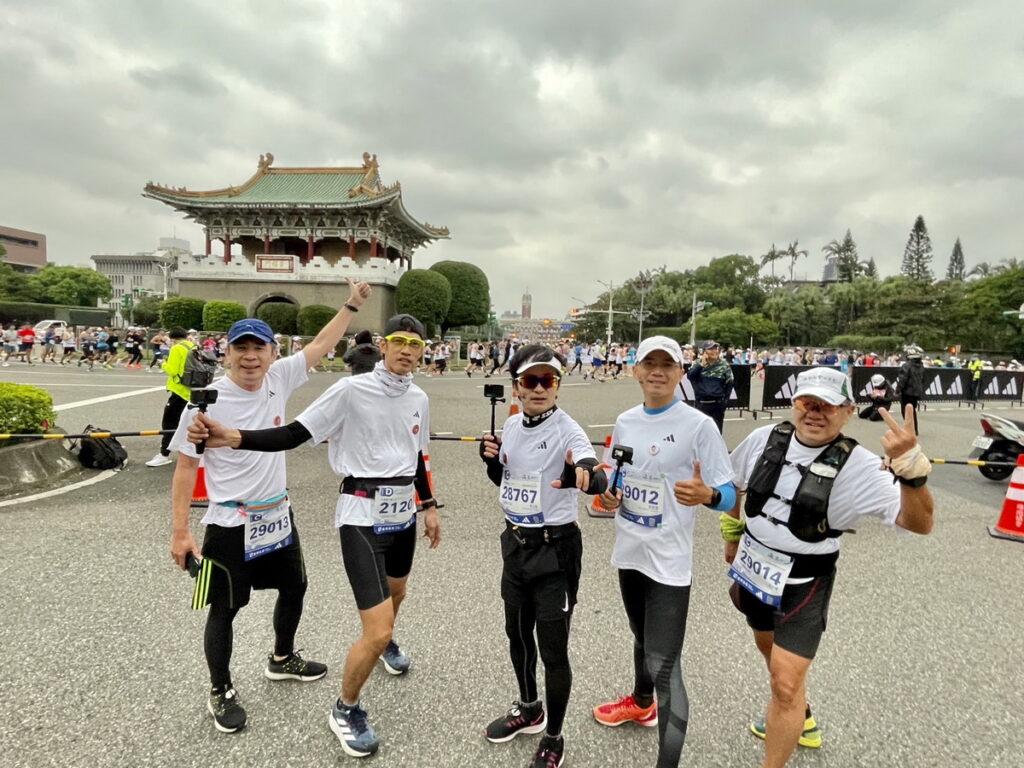 從從率領一票跑友應援,在賽道上幫選手們加油打氣,也幫城城吆喝跑友來吃麵。