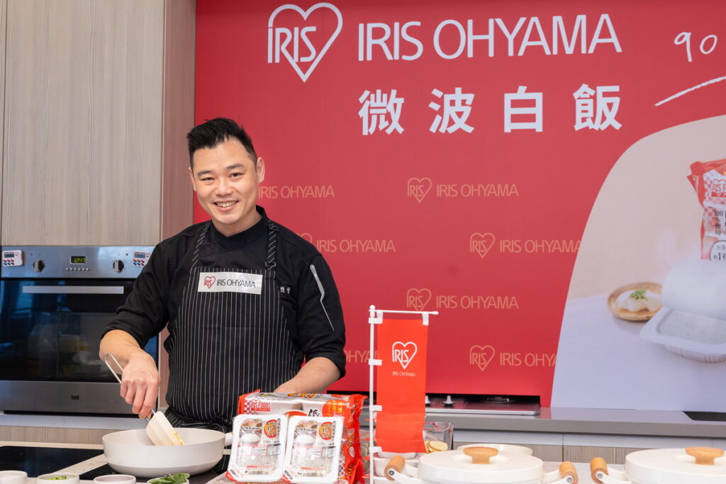 簡儀松主廚運用IRIS微波白飯，以簡單省時10分鐘出好菜為企劃主軸，結合不同食材推出五道別出心裁的情境料理，並帶來期間限定風味餐點