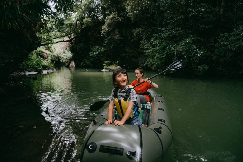 53 的旅人渴望避開千篇一律的旅行體驗，前往秘境探險。(圖片由Booking.com提供)
