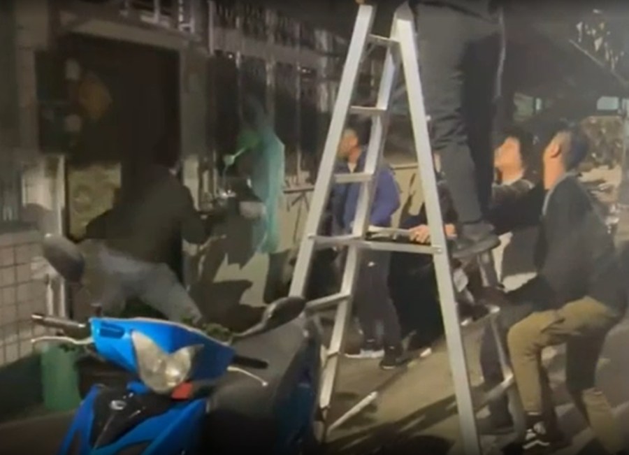 傳統公寓藏天九牌賭場 警爬梯兵分二路破門逮17人 286 cnews204231217a05