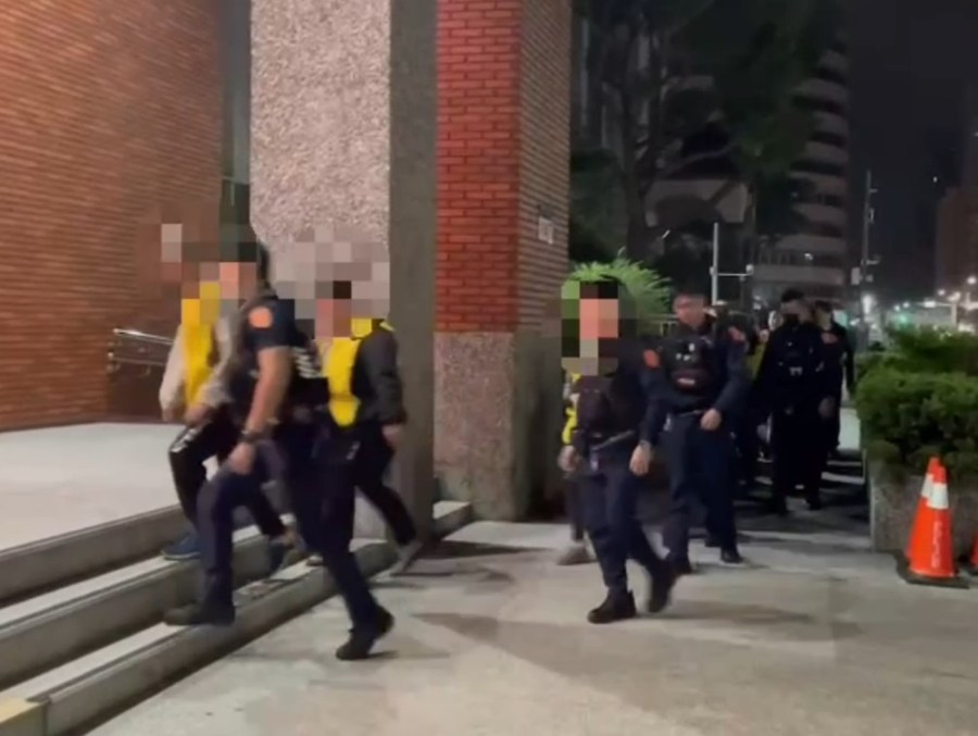傳統公寓藏天九牌賭場 警爬梯兵分二路破門逮17人 288 cnews204231217a04