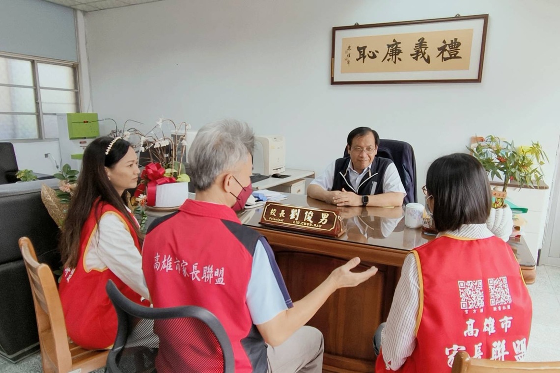 漾新聞|「舉頭三尺 禮義廉恥」這所學校找書法家寫墨寶直接掛進校長室