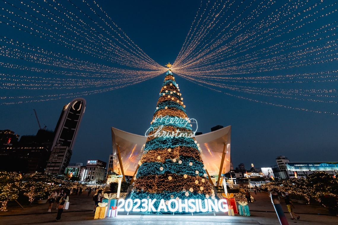 漾新聞|中央公園25公尺璀璨聖誕樹「星空之樹」點燈 10組燈光作品點亮高雄越夜越美麗