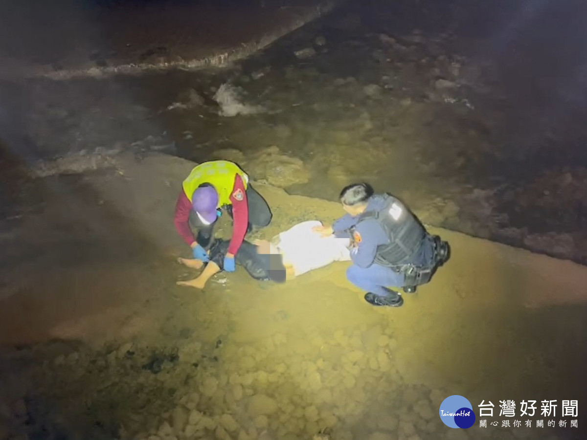 女子散心失足落河，壢警急通報協助救援。