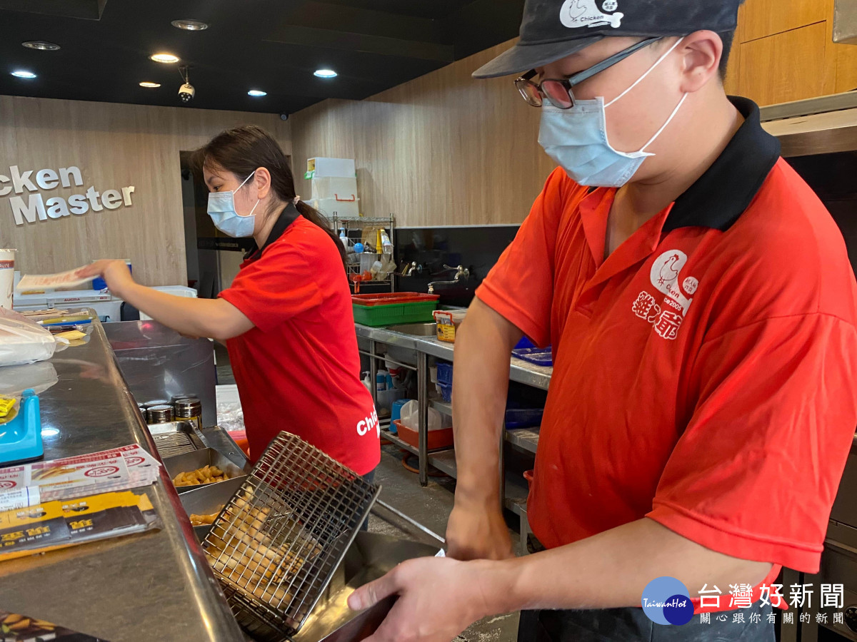 夫妻分工合作 迅速完成開店前作業