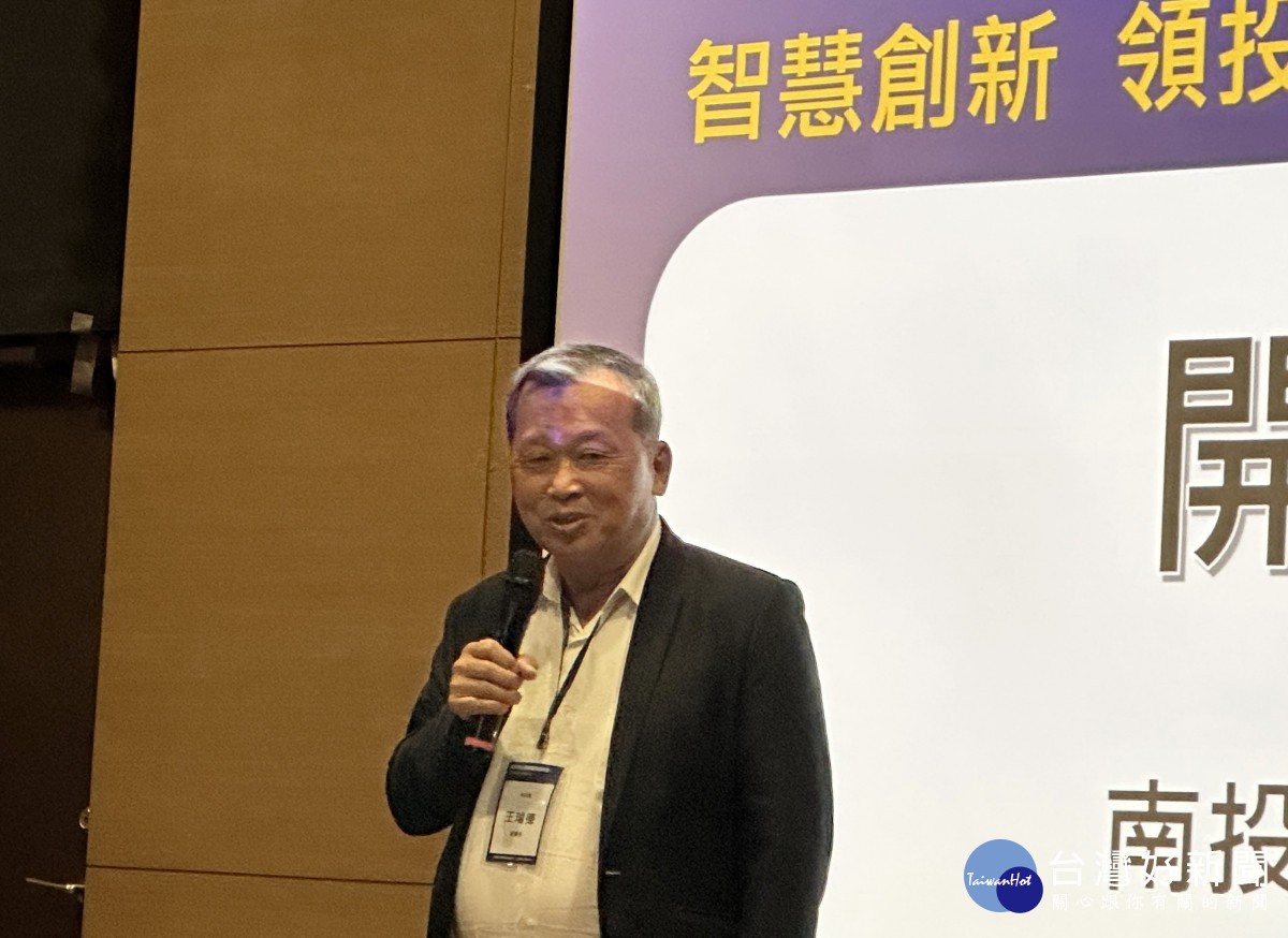 王副縣長請大家跟上數位時代。(記者扶小萍攝)