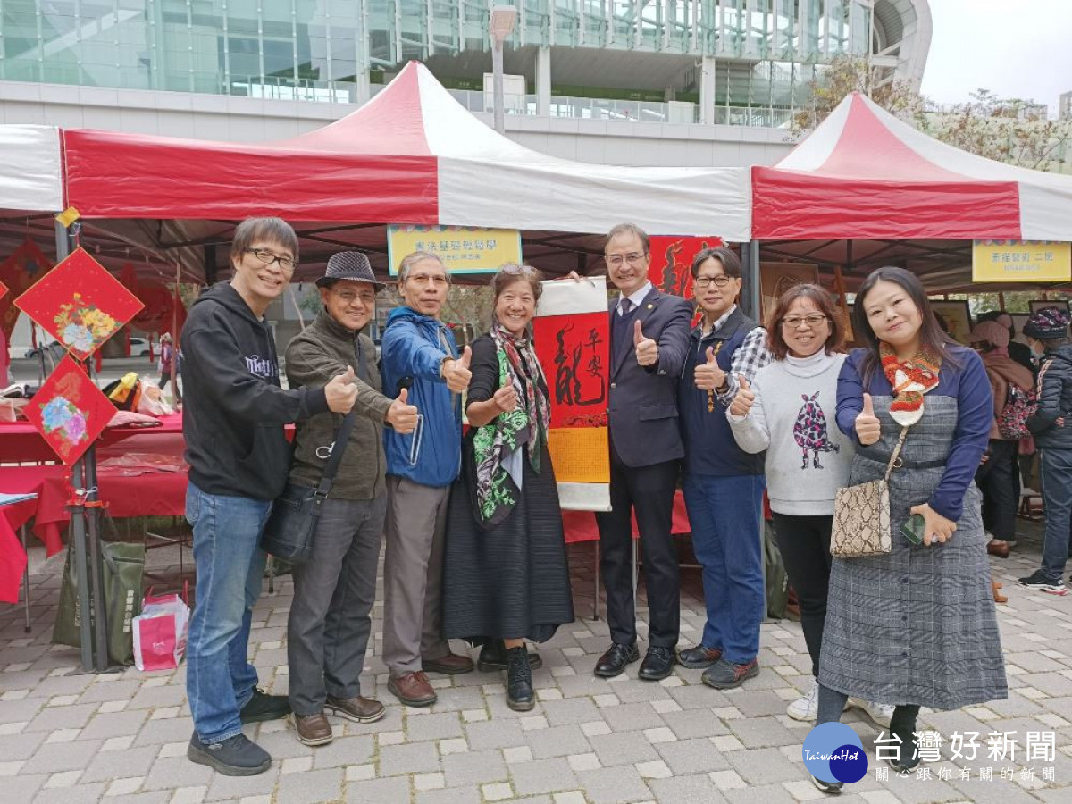 南湖社大快樂書法班老師現場揮毫致贈作品給嶺東科大校長陳仁龍。(圖/嶺東科技大學)
