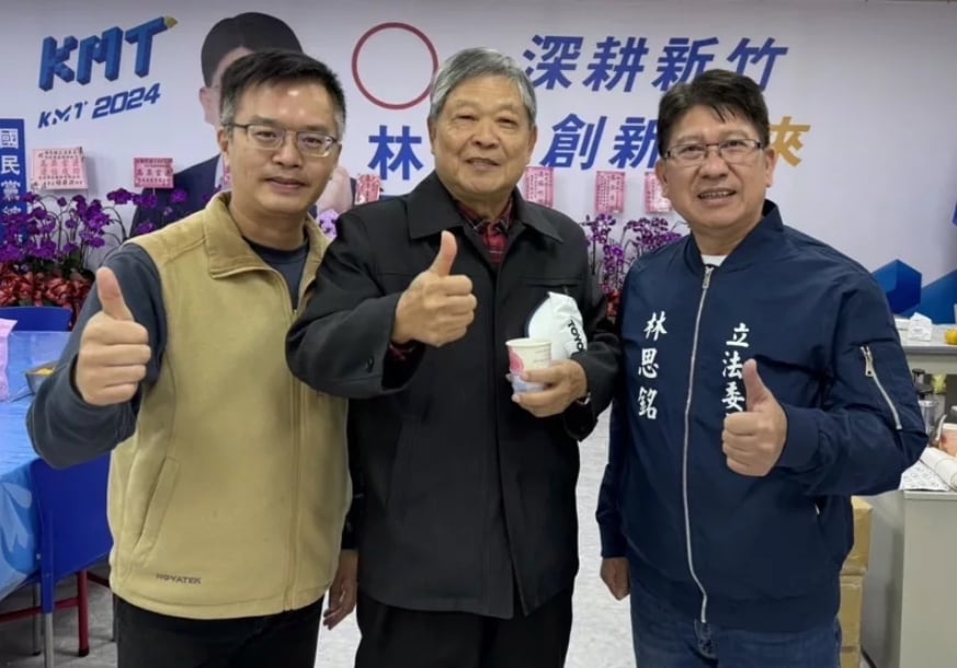 民眾黨新竹黨部副主委、竹縣議員林碩彥(左)與前民進黨新竹縣長范振宗(中)前往林思銘競選總部,幫爭取連任的林思銘加油打氣。林思銘提供