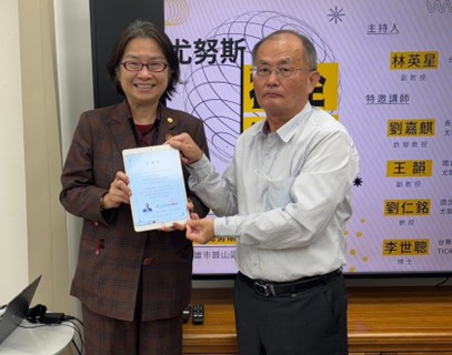 台灣尤努斯基金會董事長蔡慧玲(左)頒贈感謝狀予TICAR創會會長李世聰博士(右)，使用無紙化方式以推動零淨碳排放目標 