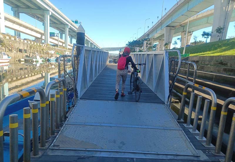 台北港護城河浮動牽引道修復完成串起環島自行車動線。圖/新北市政府