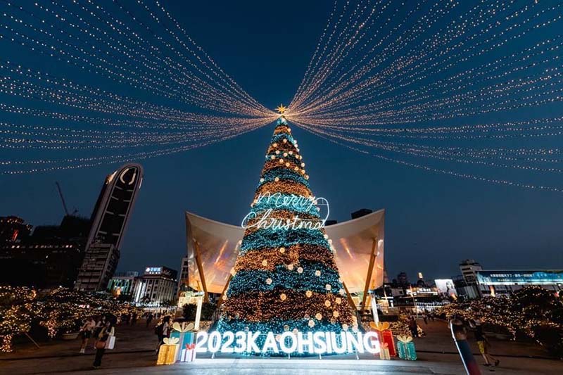 除了「星空之樹」聖誕樹外,「東夢精靈」潔白麋鹿、放大版聖誕球吊飾「星球秘境」、巨大「心願聖誕盒」及「光輝之翼」美不勝收。圖/高雄市政府
