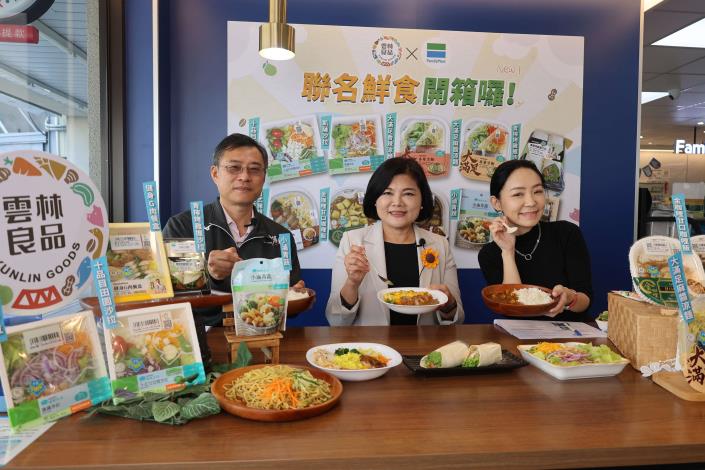 張麗善縣長今(18)日午餐時間到全家斗六新莊店開箱「雲林良品X全家便利商店」全系列聯名產品。