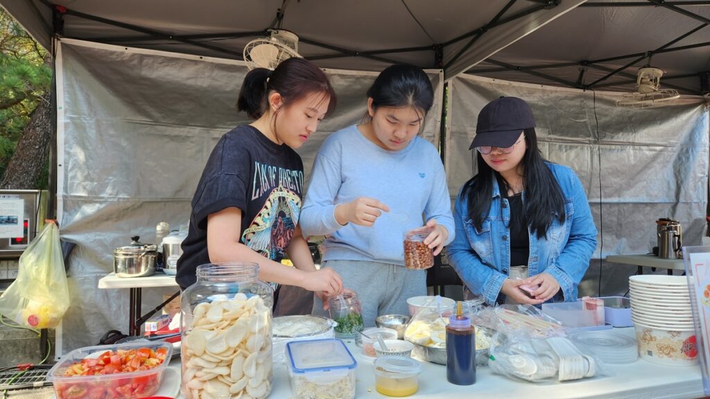 嘉年華市集攤位第九號的印尼學生大展身手,製作印尼特色美食。(圖/陳惠玲攝影)