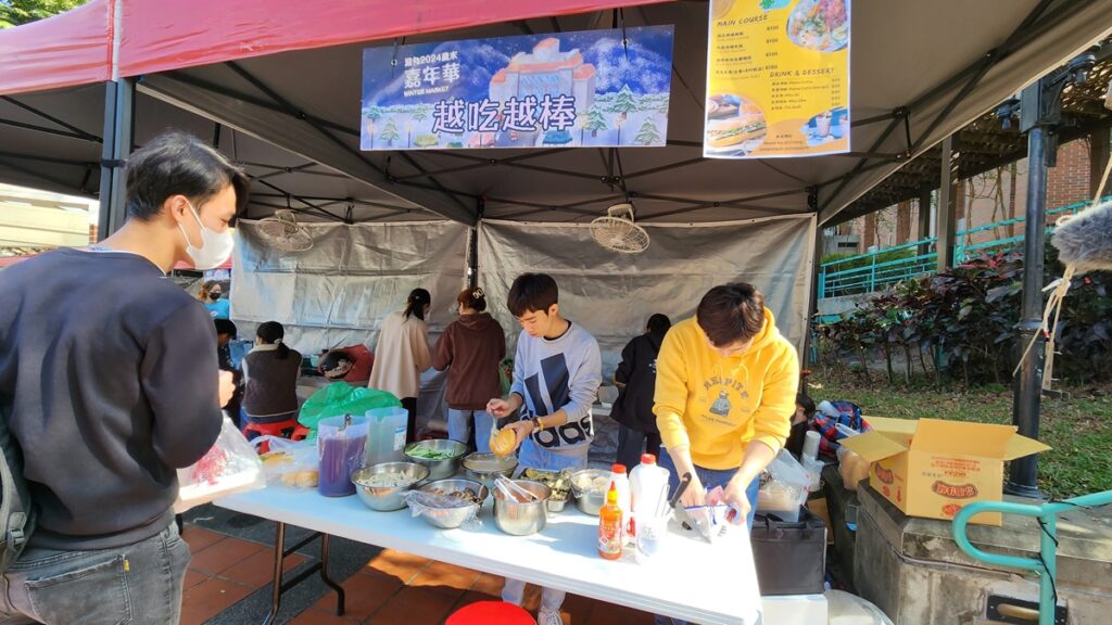 嘉年華市集第13攤位是越南學生團隊製作的越南料理。(圖/陳惠玲攝影)