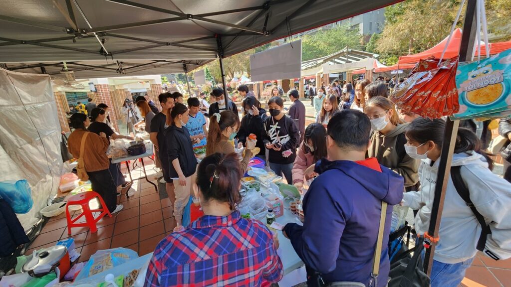 朝陽科大國際生歲末嘉年華市集開幕首日現場畫面。(圖/陳惠玲攝影)