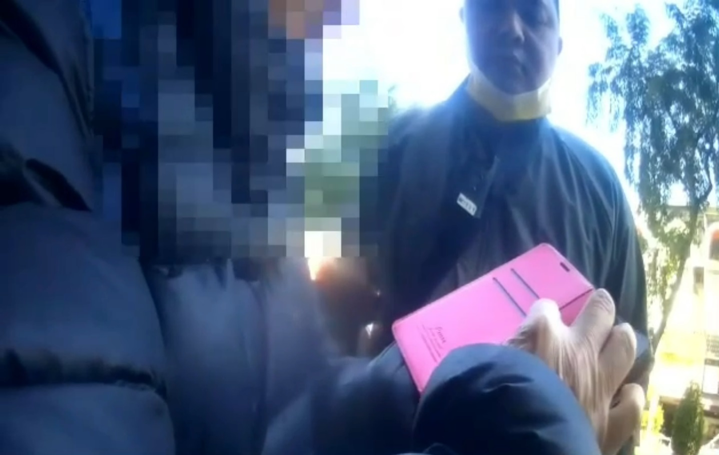 ▲圖說：廖婦不願接受員警的防詐勸告，怒氣沖沖表示投資公司是真的，之後直接從銀行大門離開              （圖／台中市政府提供）