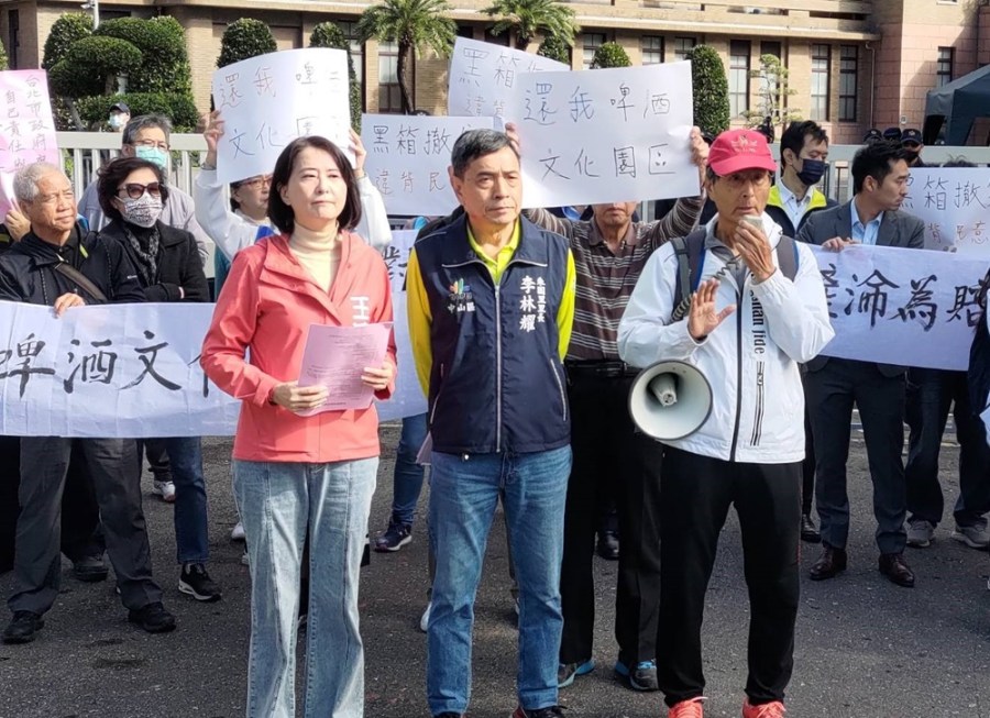 還我啤酒文化園區 陳情怒斥鄭文燦張景森黑箱作業罔顧民意 251 cnews204231218a11