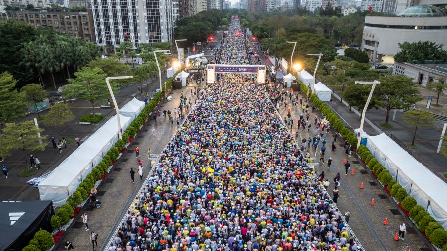 2023臺北馬甩掉藉口跑起來 近3萬跑者壓軸登場