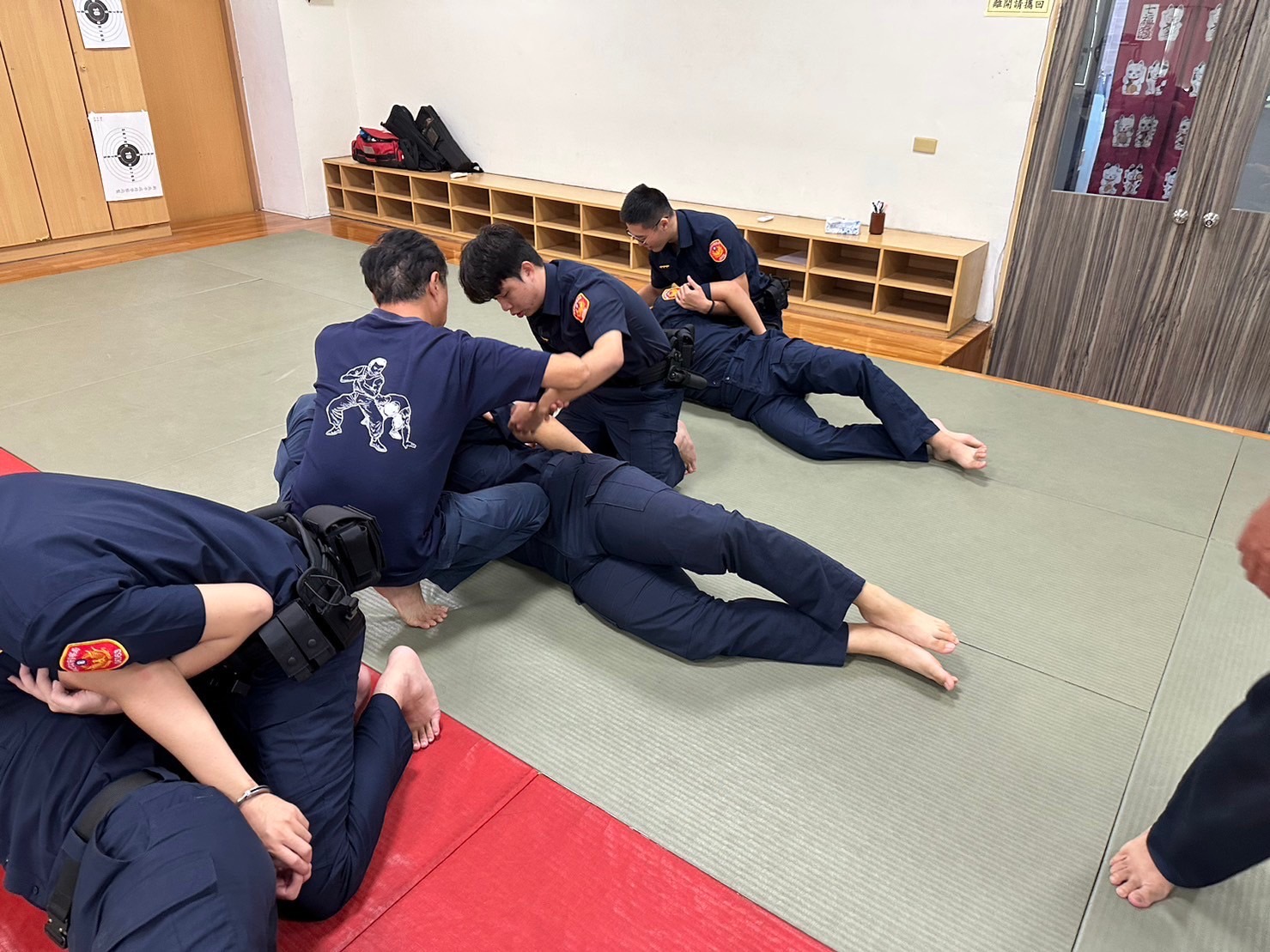 中和分局指派資深經驗豐富同仁擔任指導員，透過一對一指導，幫助新進人員快速上手。（記者徐煜勝翻攝）