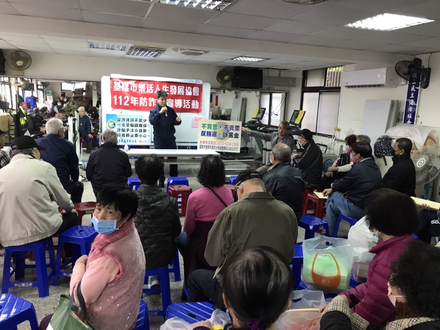 基隆市警察局第四分局中山派出所至西康里舉辦犯罪預防宣導活動。（記者薛秀蓮翻攝)