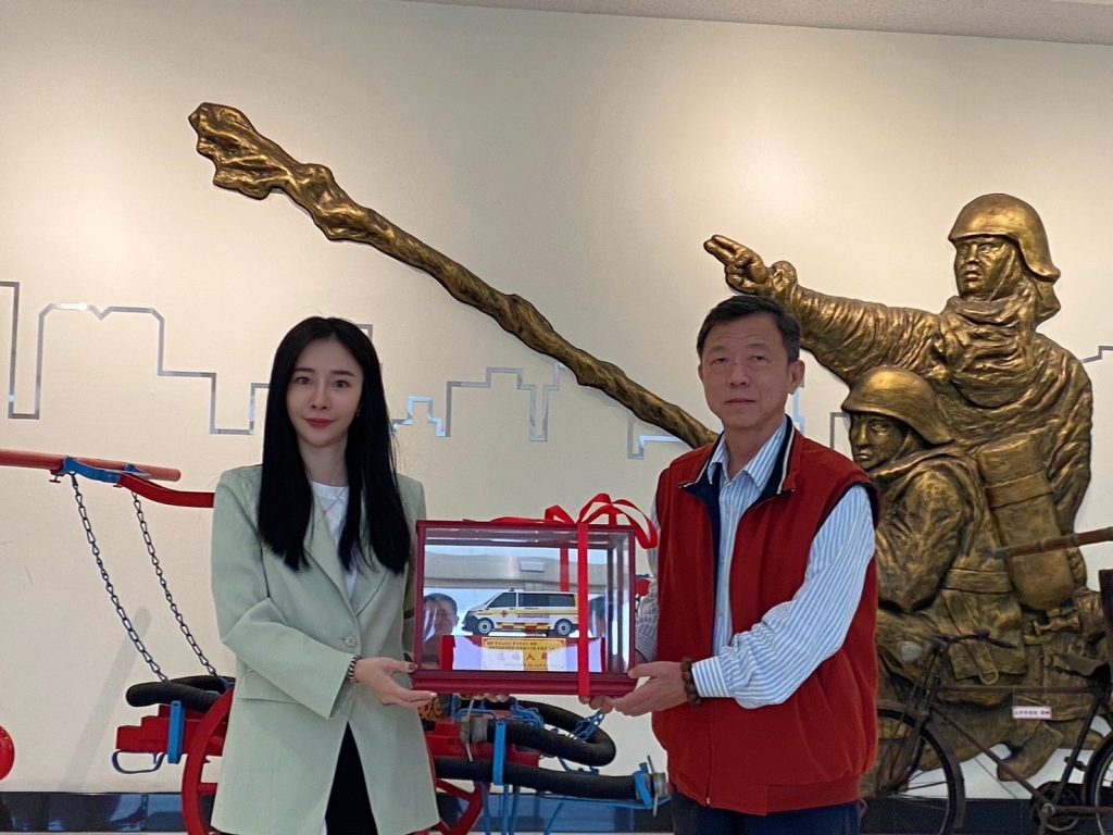 愛爾麗集團再捐救護車予高雄市政府消防局。(記者林金聖翻攝)