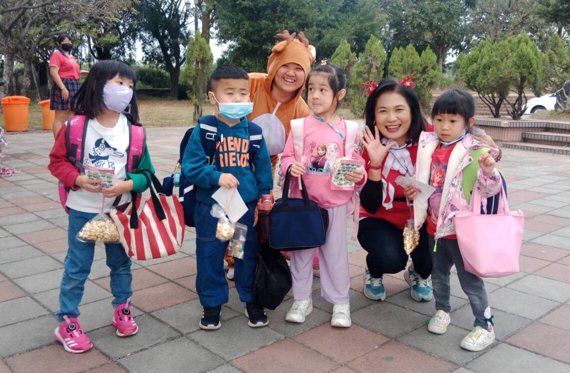 漾新聞|扮聖誕老公公校門口發放小確幸 陳若翠籲珍惜得來不易的和平