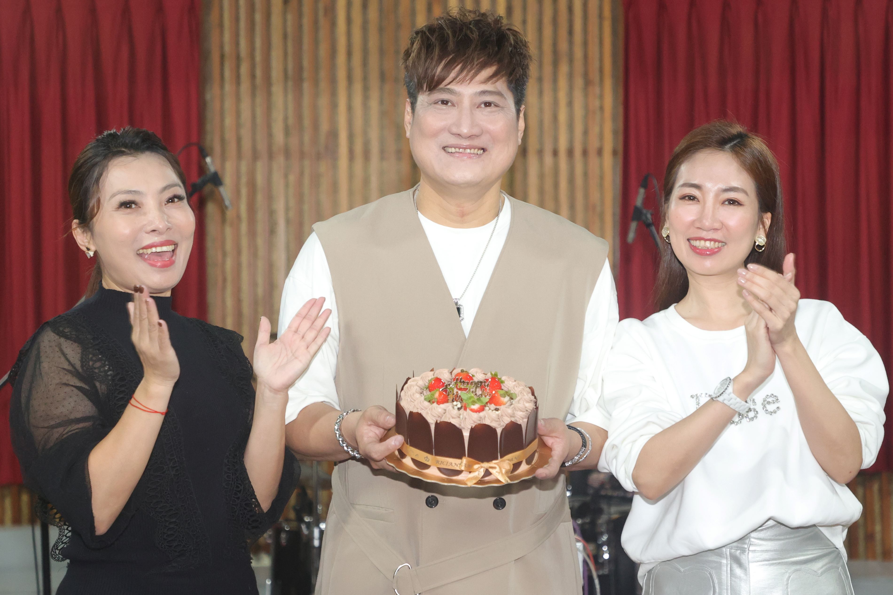 楊哲掃街拜票發威 票房暴衝！《時也運也命也公益演唱會》彩排練唱中