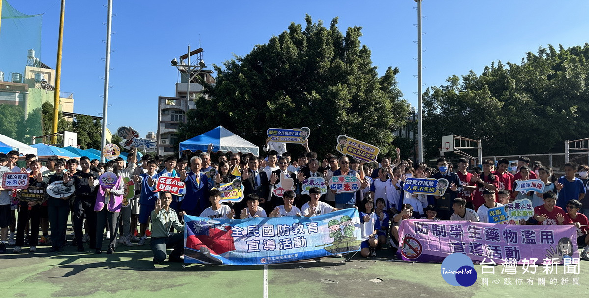 王副縣長與來賓參賽選手合影。（記者扶小萍攝）